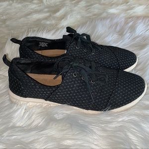 Men’s size 9.5 black patterned TOM’s sneakers